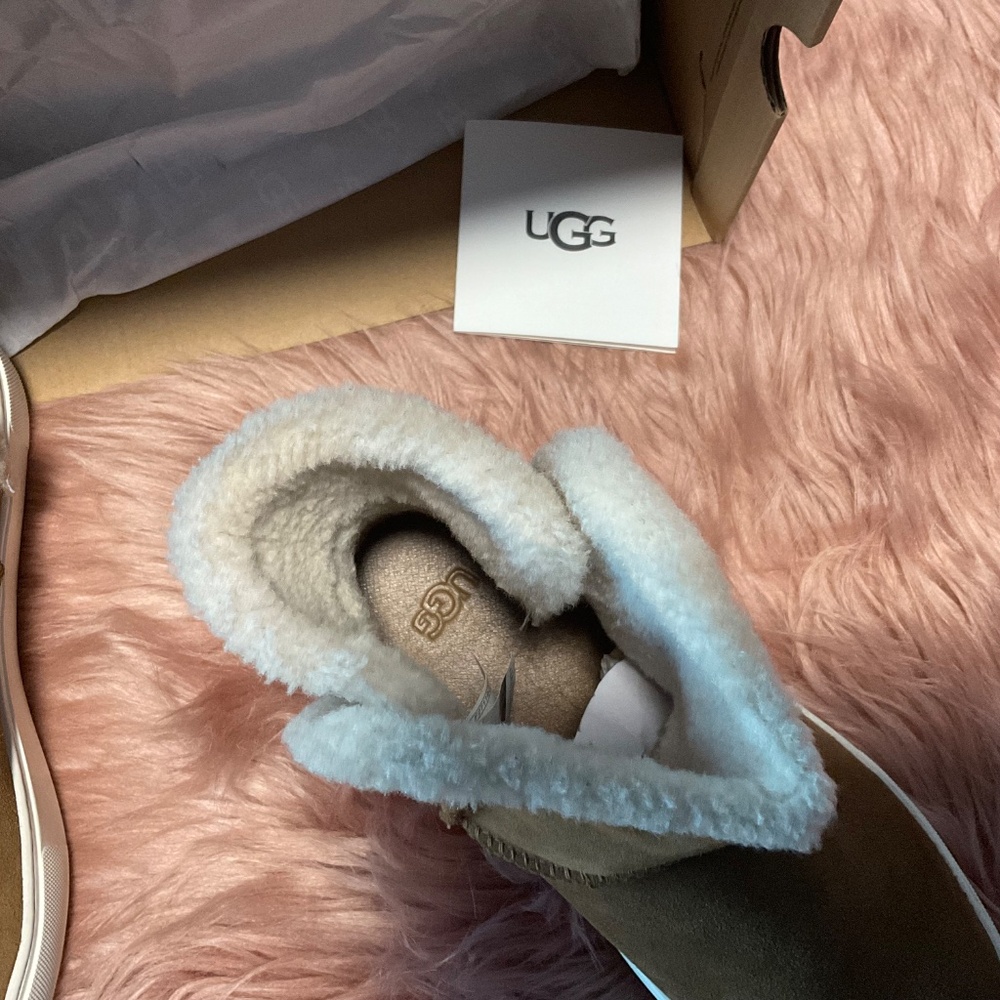 UGGS - Picture 5 of 5
